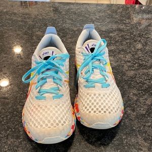 ASICS size 7 Gel-Noosa Tri 12.